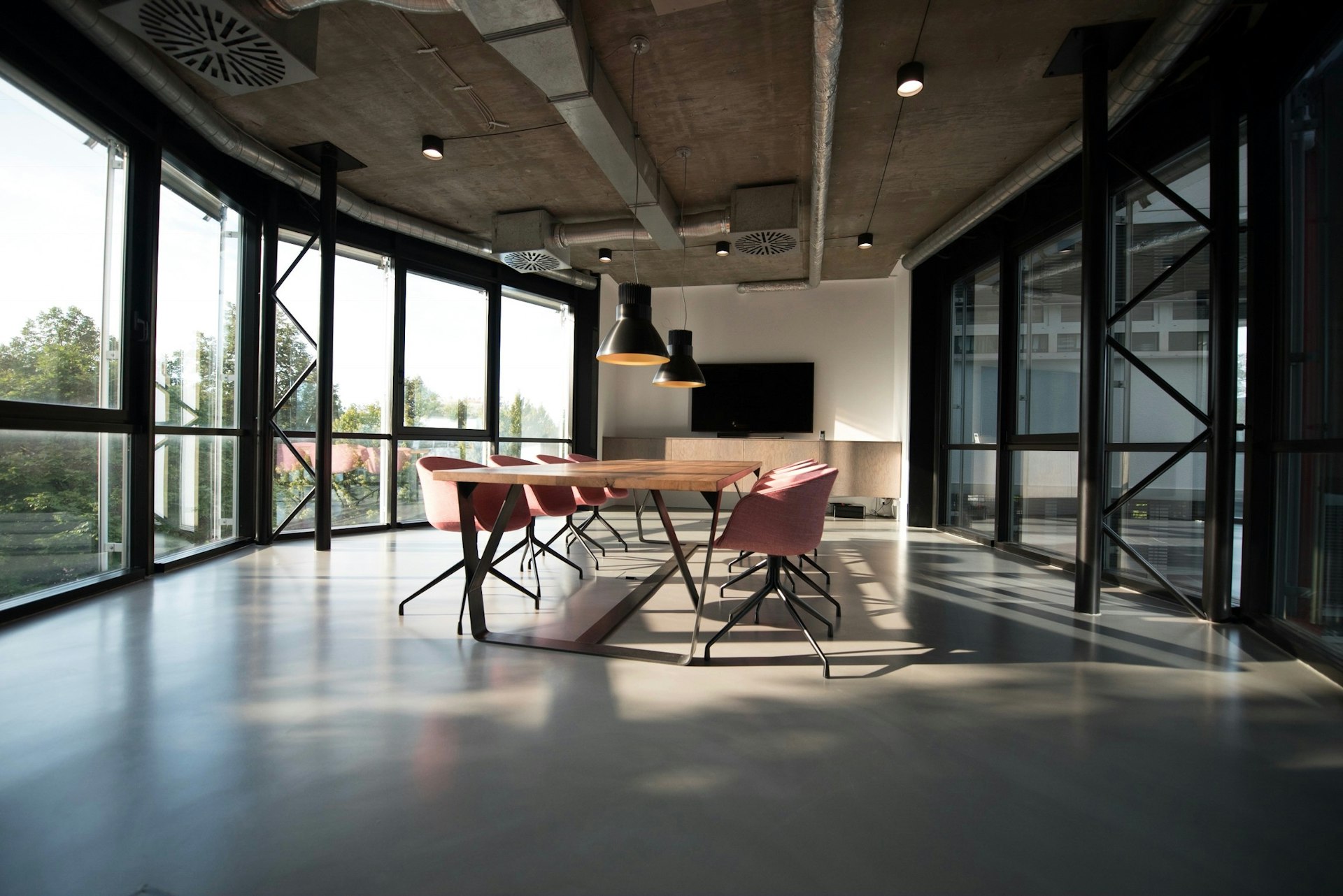 Офис со стеклянными перегородками